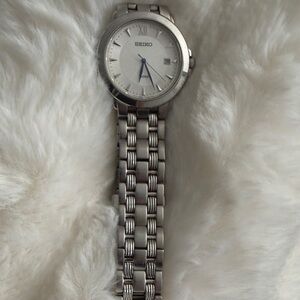 Seiko Silver and White Classic Watch vintage man watch. Need battery.